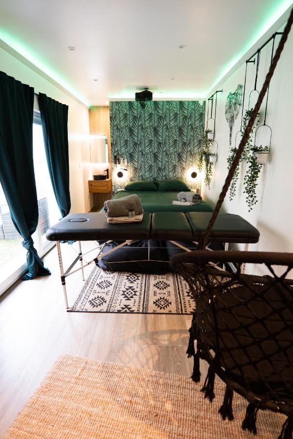 Capsule Thailande I Sauna I Balnéo I Console I jeux en bois I Cinéma I cour intérieure Trith-Saint-Leger Extérieur photo