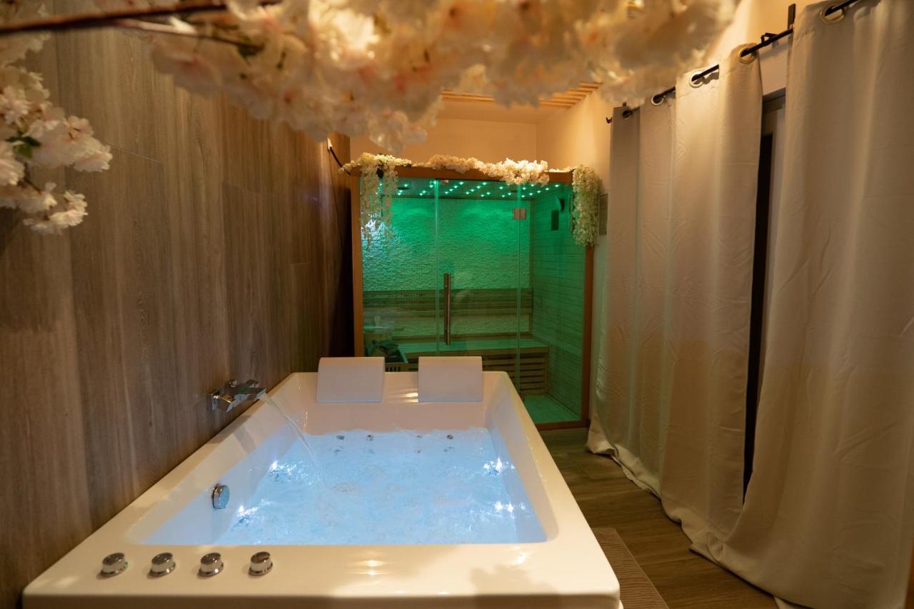 Capsule Thailande I Sauna I Balnéo I Console I jeux en bois I Cinéma I cour intérieure Trith-Saint-Leger Extérieur photo