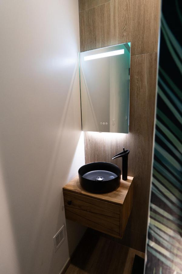 Capsule Thailande I Sauna I Balnéo I Console I jeux en bois I Cinéma I cour intérieure Trith-Saint-Leger Extérieur photo
