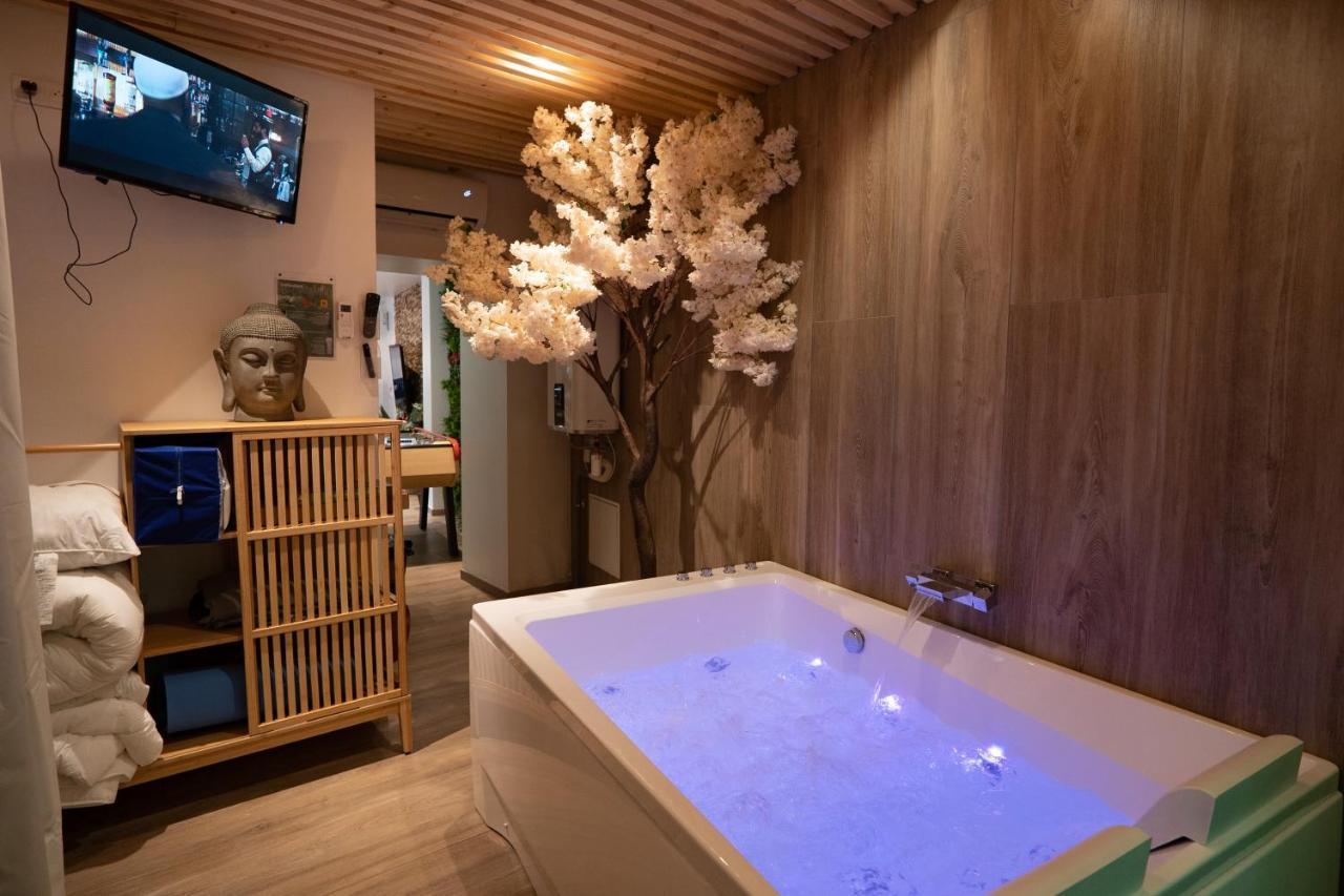 Capsule Thailande I Sauna I Balnéo I Console I jeux en bois I Cinéma I cour intérieure Trith-Saint-Leger Extérieur photo